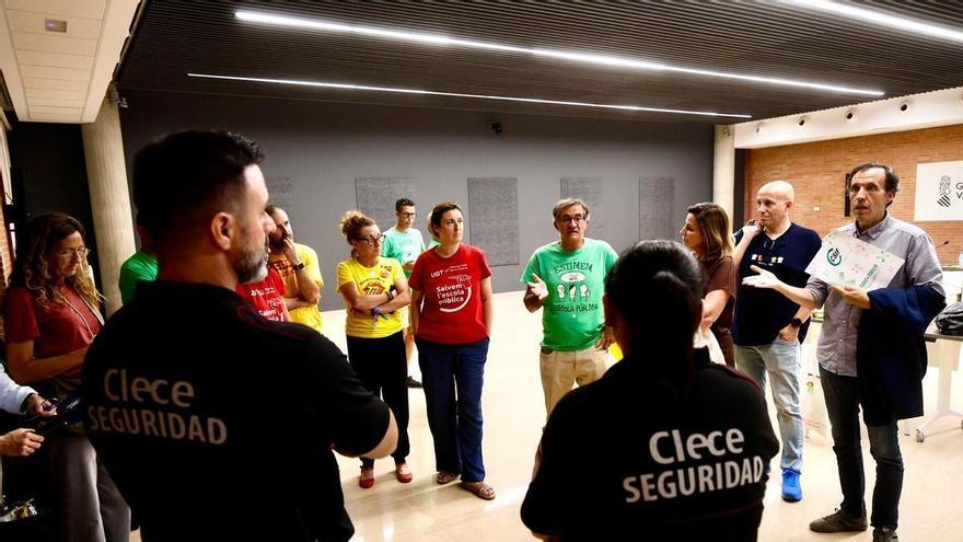 Los sindicatos STEPV, CCOO y UGT dormirán encerrados en la conselleria a la espera de un acuerdo con Educación