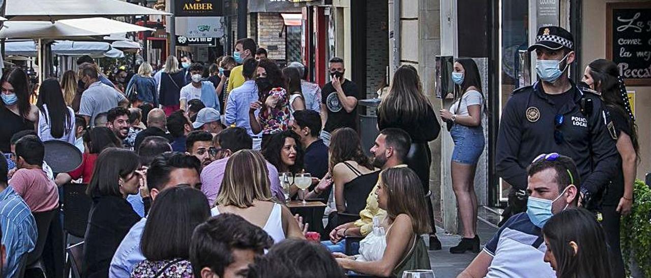 Ambiente en la calle Castaños de Alicante en mayo. | HÉCTOR FUENTES