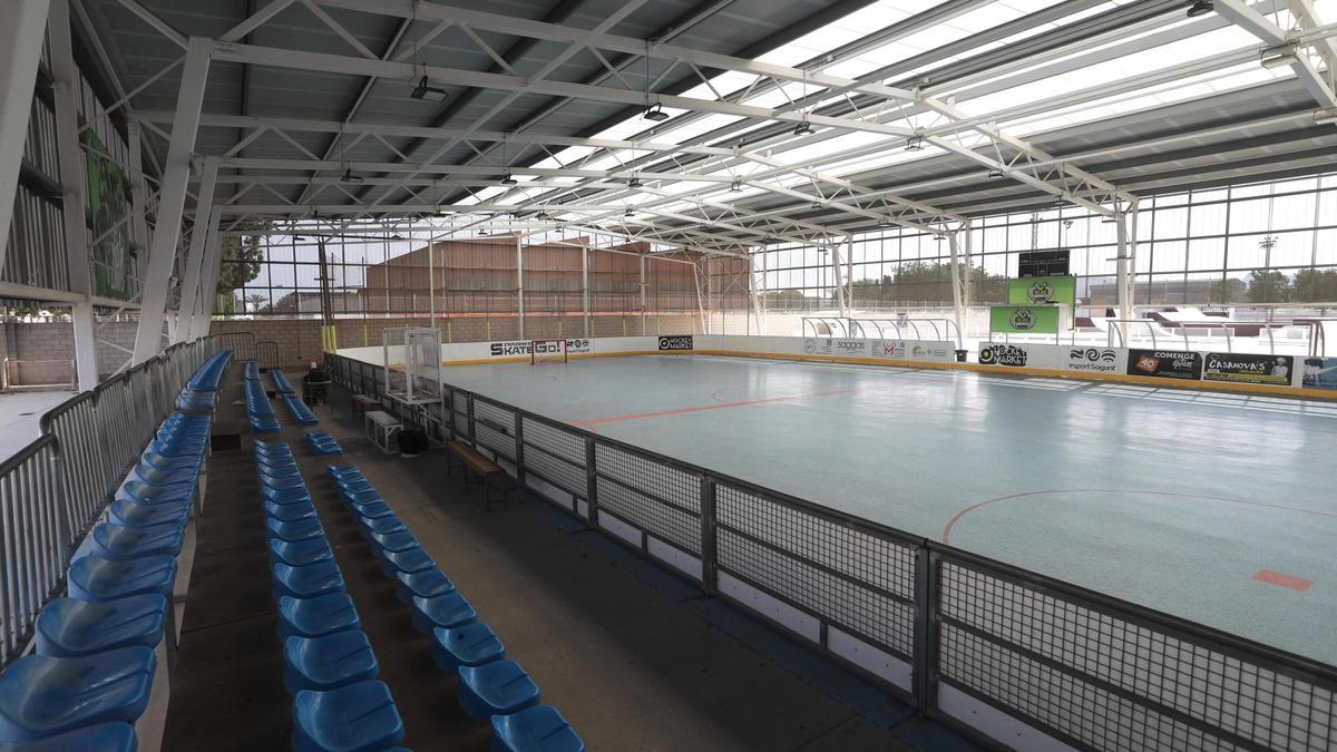 Pista de hockey para la que proponen vestuarios propios.
