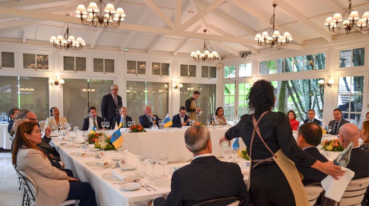 El Cuerpo Consular y los invitados durante el almuerzo de trabajo.