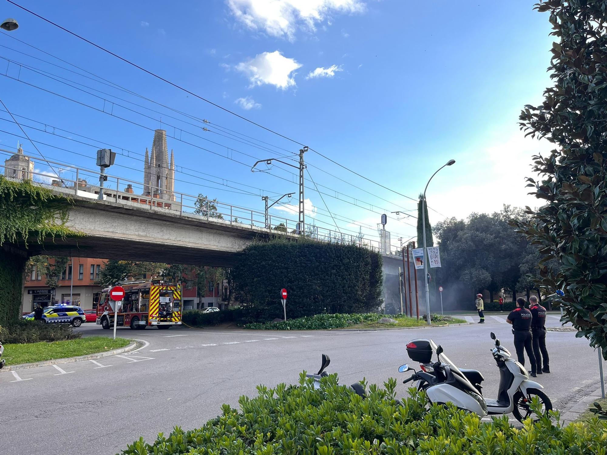 Un incendi obliga a interrompre la circulació de trens a Girona