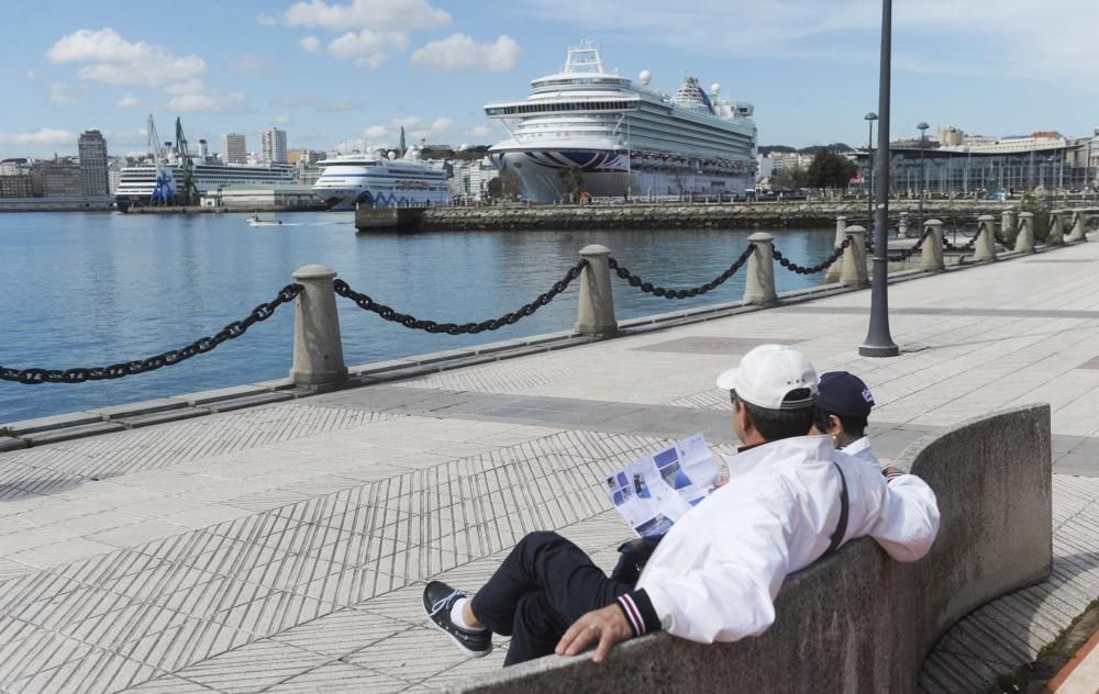 A Coruña recibe a 11.000 personas de 5 cruceros