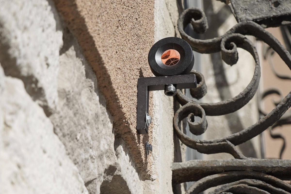 Un dels sensors que han repartit per les façanes dels habitatges propers a l'obra