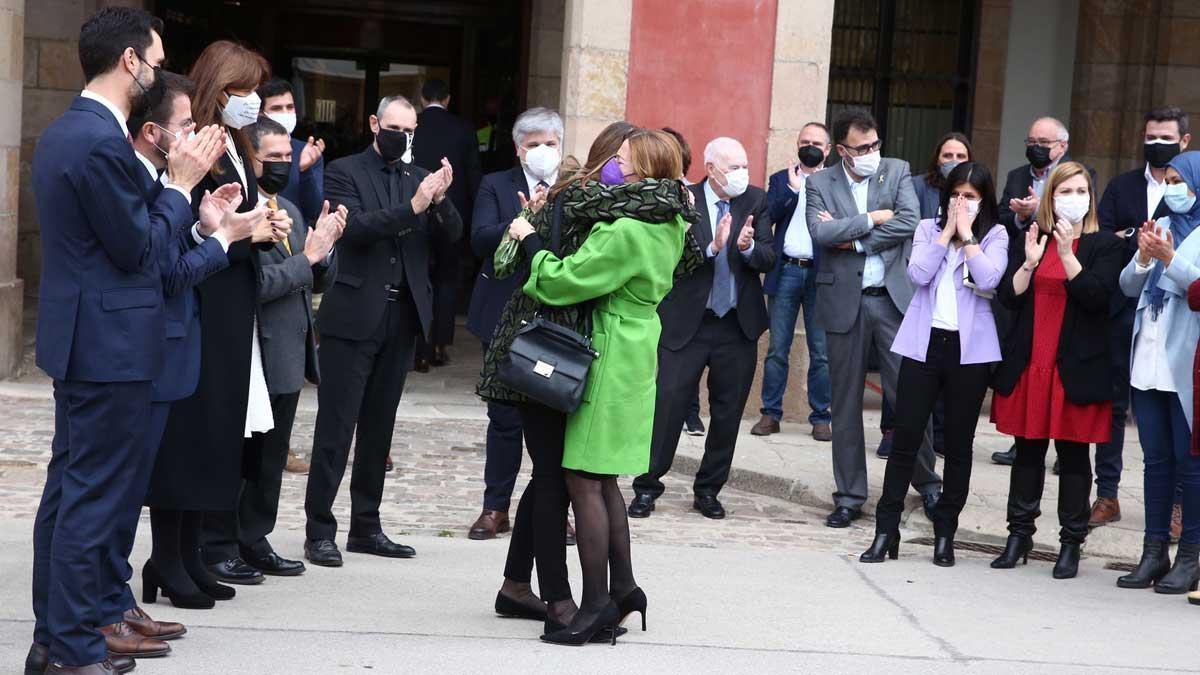 Meritxell Serret y Carme Forcadell se abrazan a la entrada del Parlament.