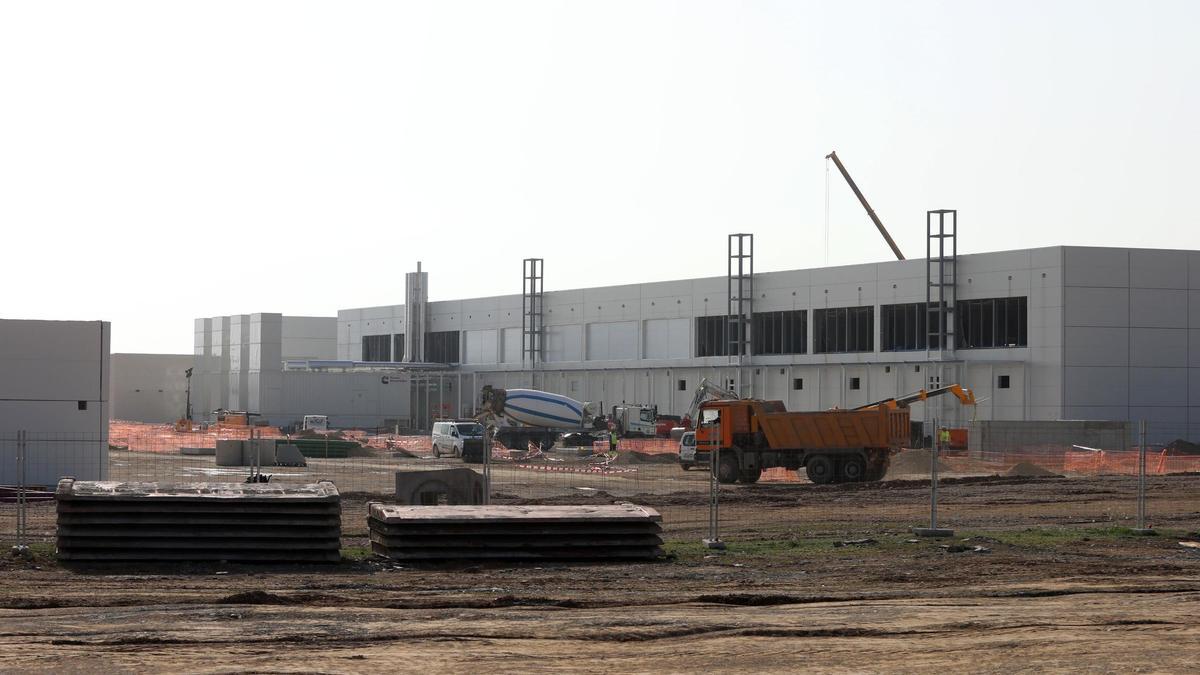 Construcción de las naves de Amazon Web Services en Villanueva de Gállego, en el corredor norte de Zaragoza.