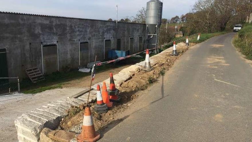 El muro a medio construir que denuncian los populares.