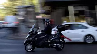 Multas de 200 euros para los motoristas que no usen guantes: entra en vigor la nueva norma de la DGT