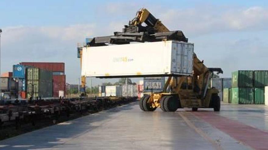 Un momento de la carga del tren en los muelles de la estación de Silla