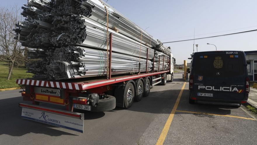 Un camión cargado de chatarra de aluminio, en el acceso a Alu Ibérica en marzo de 2021, cuando la Policía Nacional registró la fábrica. | Ricardo Solís