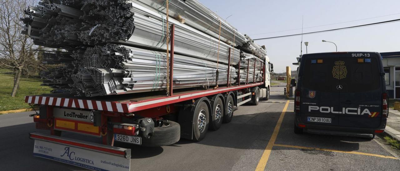 Un camión cargado de chatarra de aluminio, en el acceso a Alu Ibérica en marzo de 2021, cuando la Policía Nacional registró la fábrica. | Ricardo Solís