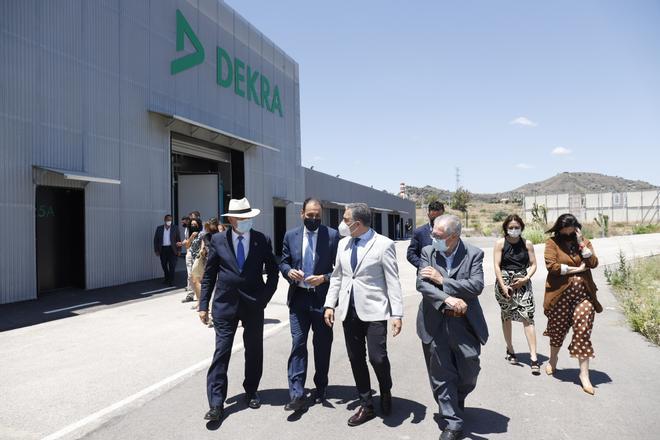 Elías Bendodo visita la fábrica de Dekra, en el PTA.