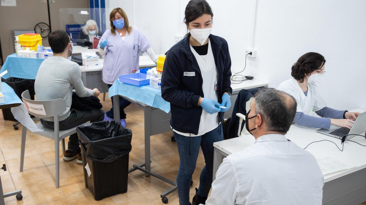 Vacunación gripe-covid en Valencia: Abren varios puntos de vacunación para  la covid y la gripe sin cita para llegar a más personas