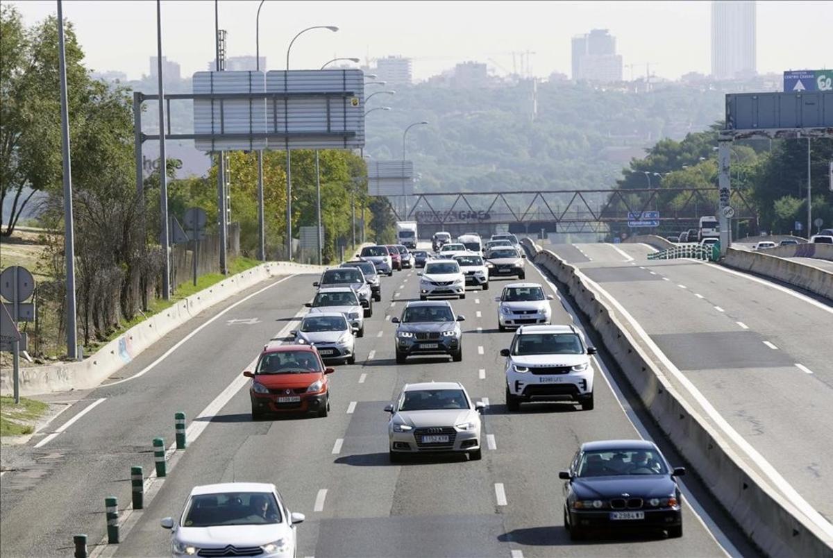 Salida de numerosos coches de Madrid por la carretera de A Coruña A-6