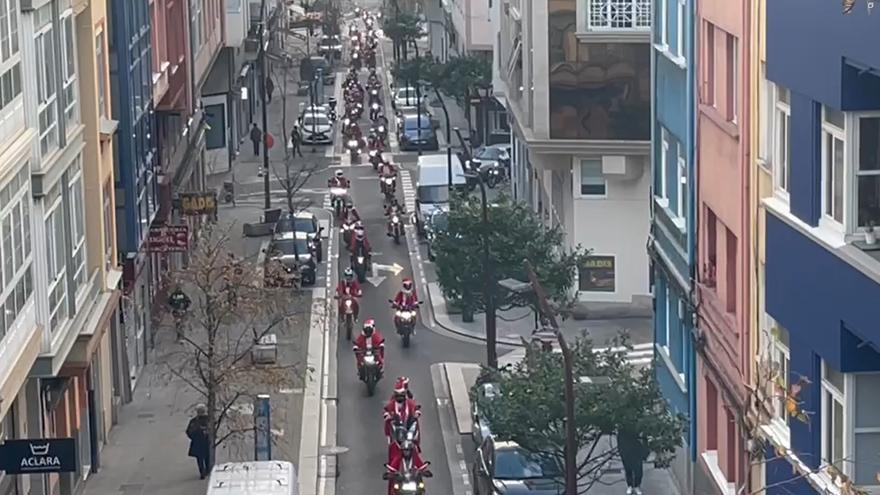La Papanoelada Motera tiñe de rojo las calles en su ruta solidaria