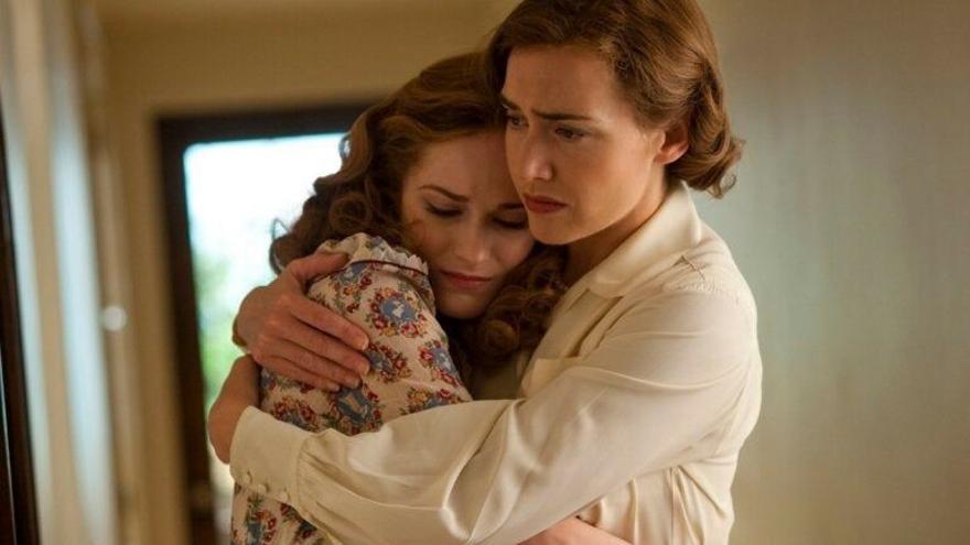 Kate Winslet y Evan Rachel Wood interpretan a madre e hija en la miniserie de HBO.