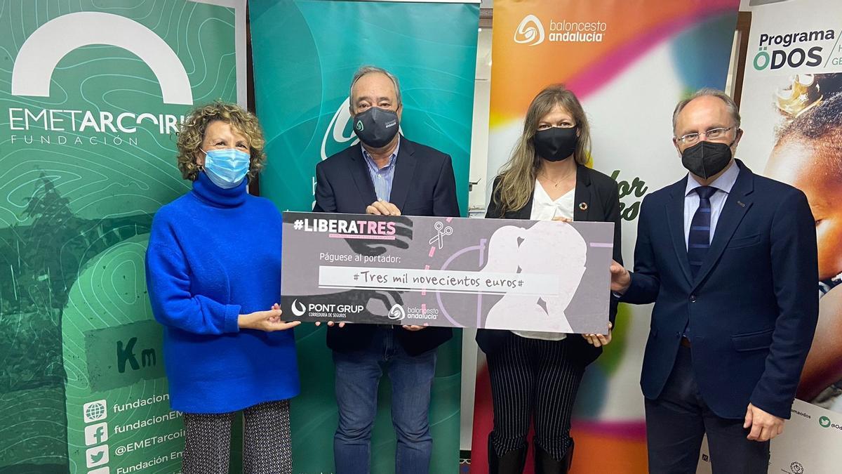 Entrega de la cantidad recaudada en el programa Liberatrés de la FAB.