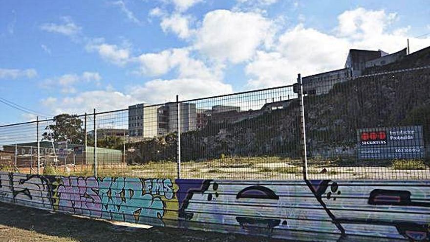 Solar de los antiguos Astilleros Valiña, situado junto a la playa de Oza.