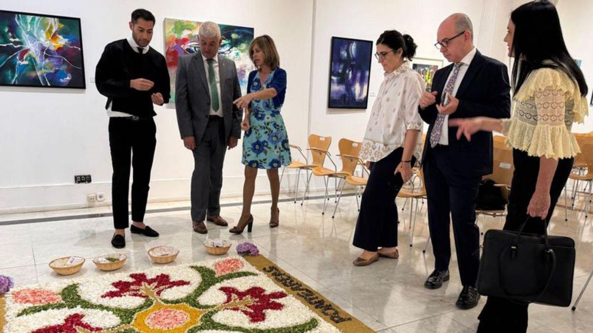 A la izqda. David Gigirey estudia los matices de las alfombras.