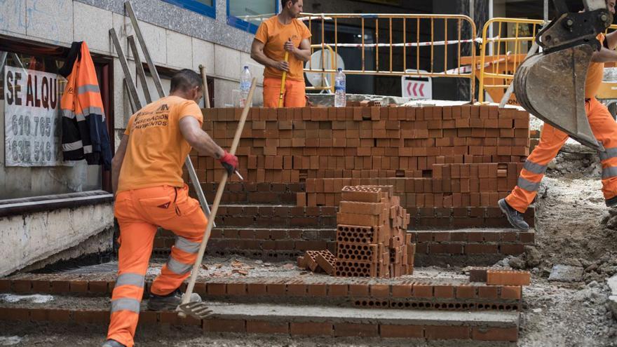 Imagen de las obras de accesibilidad en Ronda del Carmen.  | CARLOS GIL