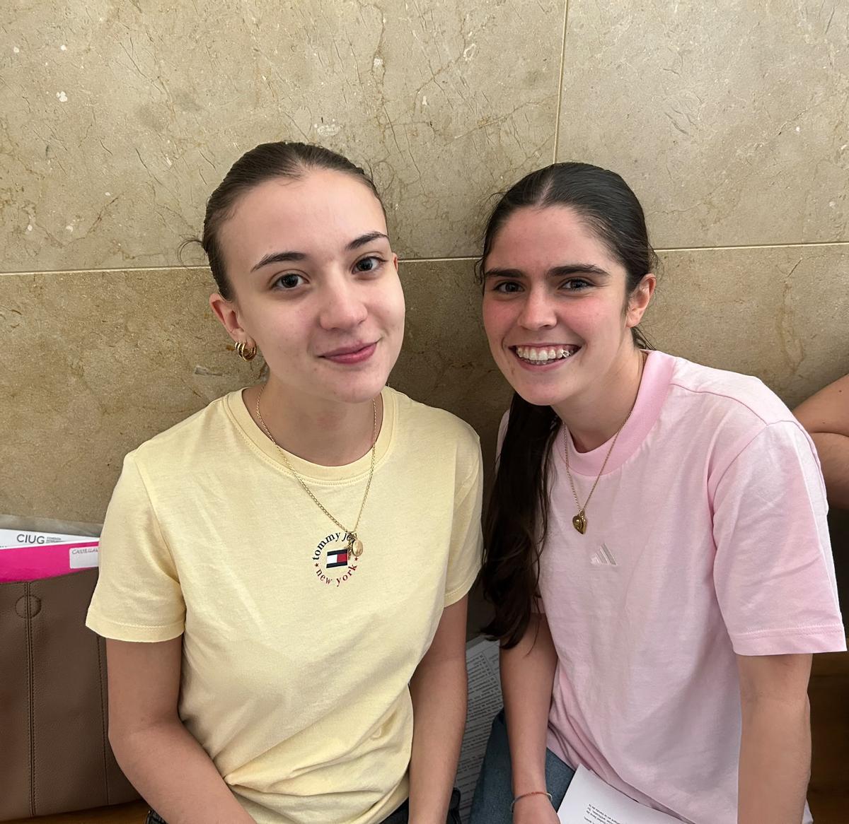 Las estudiantes de Porto do Son, Xiana y Gabriela, durante el intermedio entre el primer y el segundo examen.