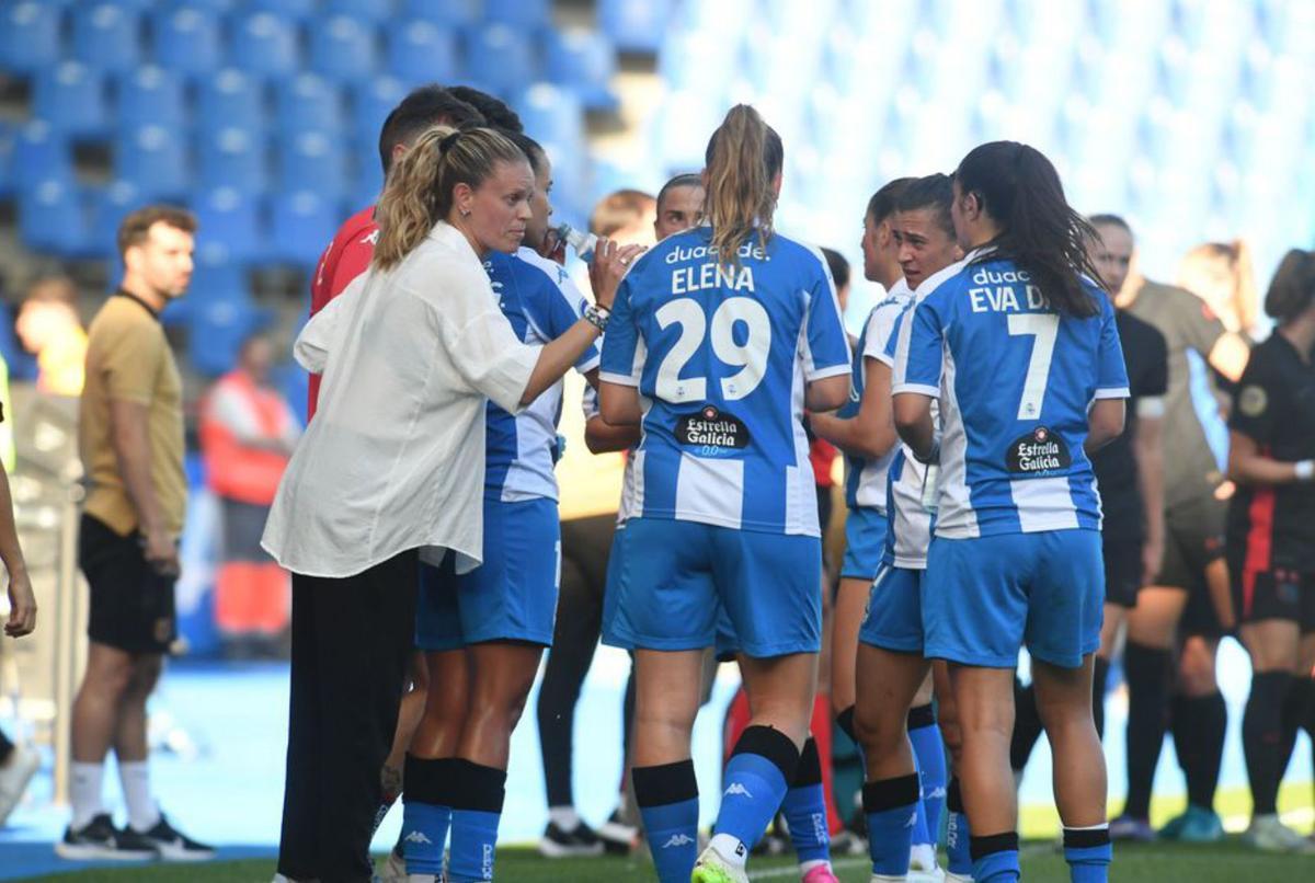 Irene Ferreras da instrucciones a sus jugadoras. |  // CARLOS PARDELLAS