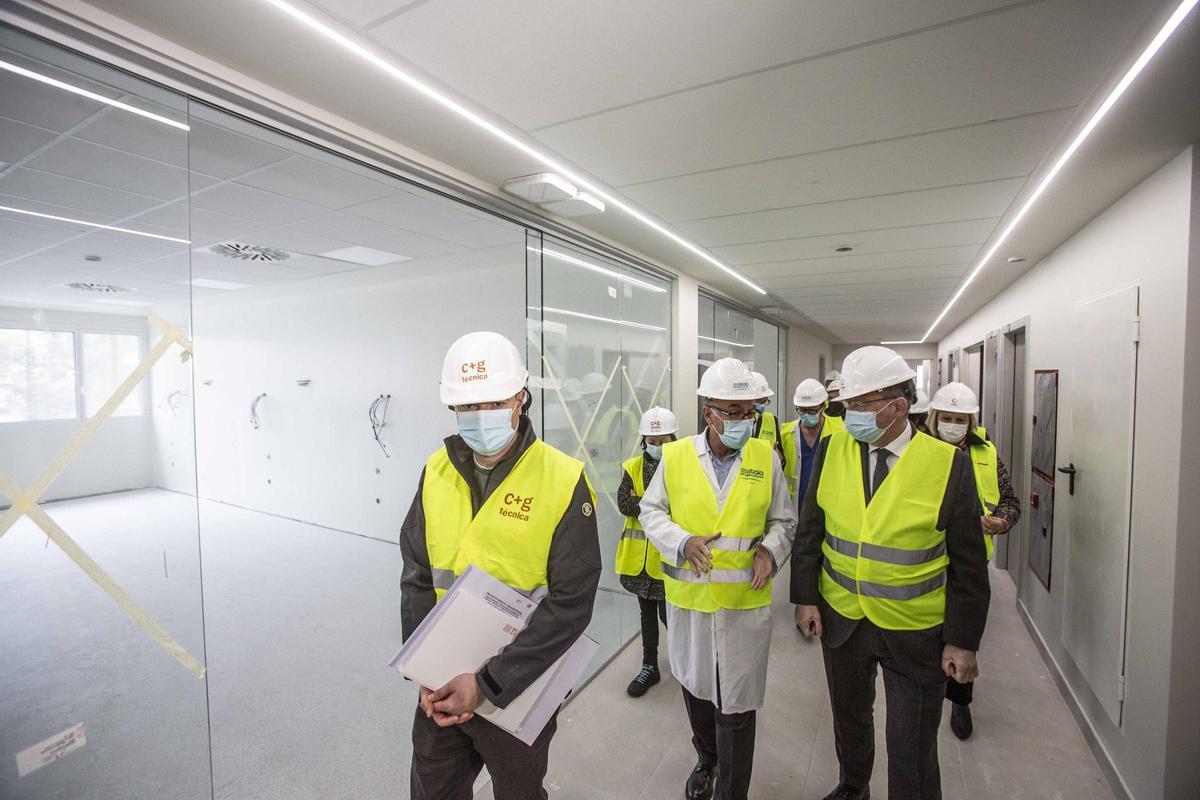 Visita de Puig a la ampliación de urgencias del Hospital de Alicante