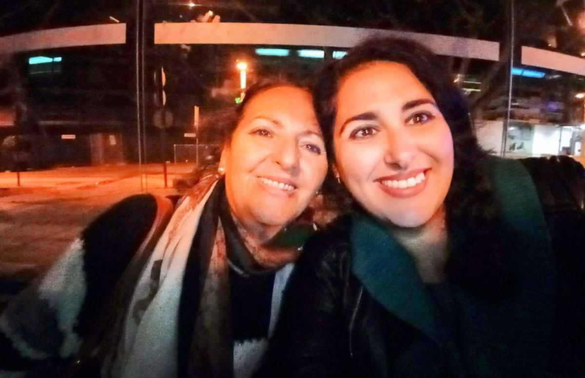 La escritora con, Rosa, su madre, que le aficionó a los libros. | L.O.