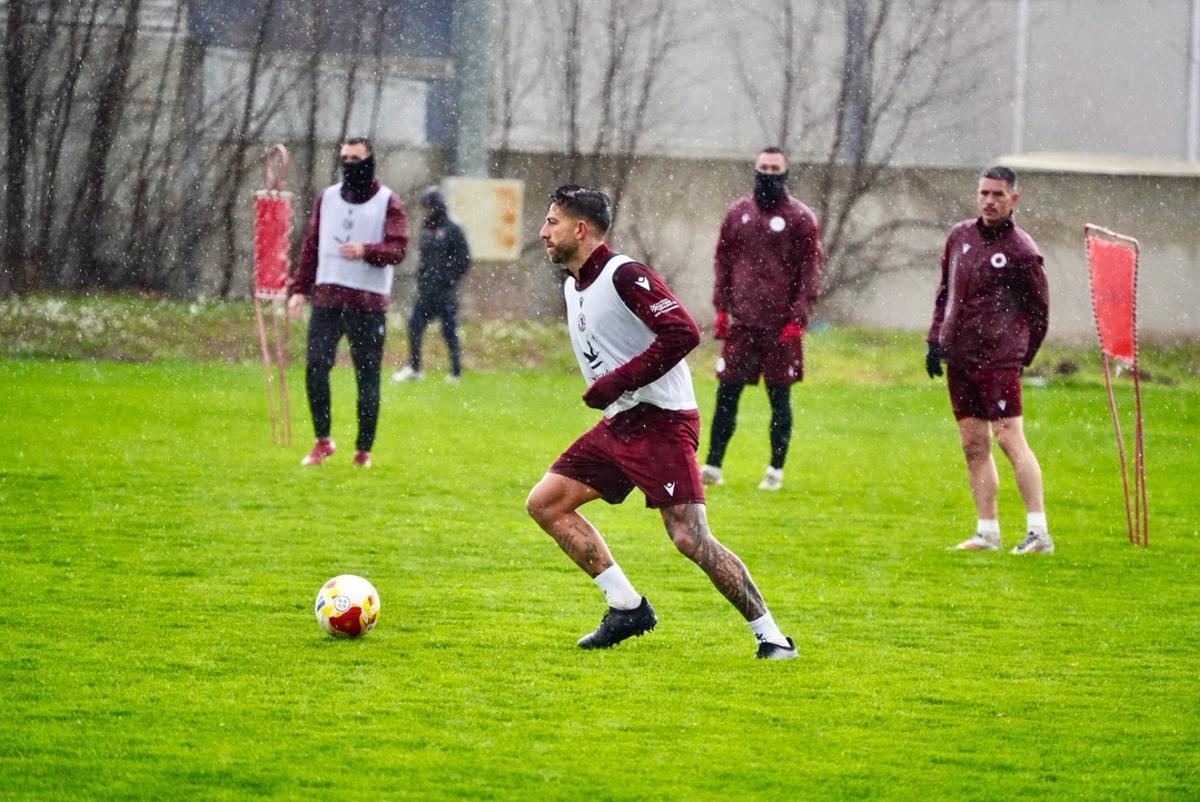 Uno de los últimos entrenamientos de la semana del Extremadura, con Zarfino en acción.