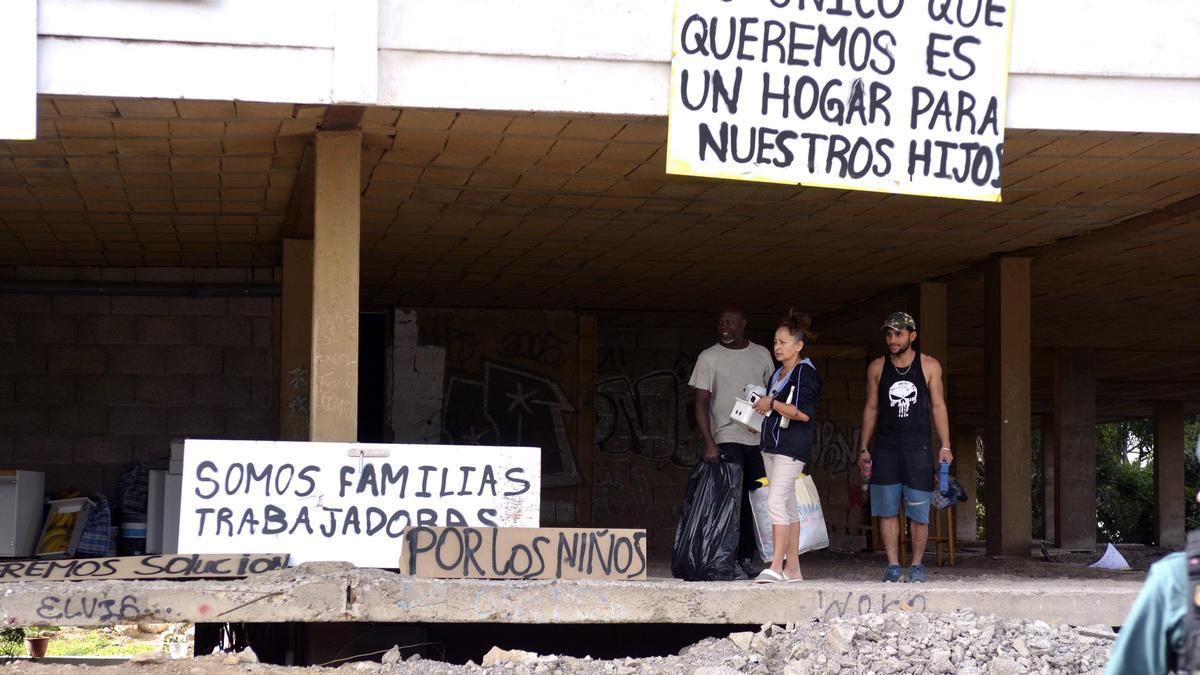 Deshaucio de un edificio ocupado que estaba amenazado de derrumbe en Arona.