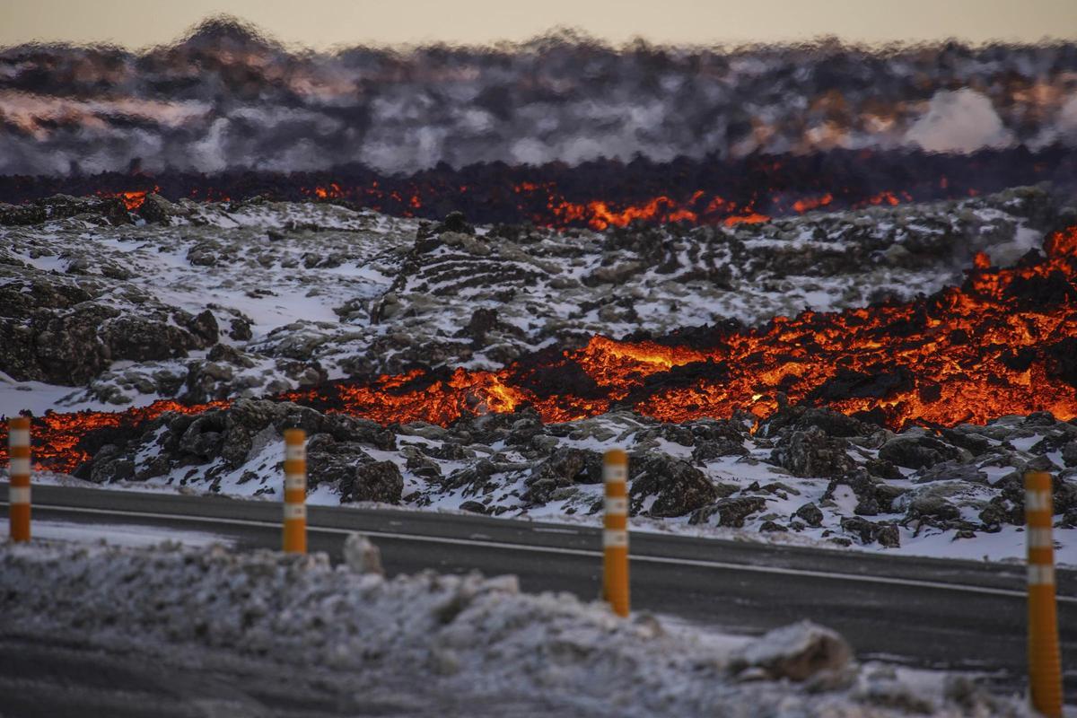 Una erupción volcánica irrumpe al oeste de Islandia