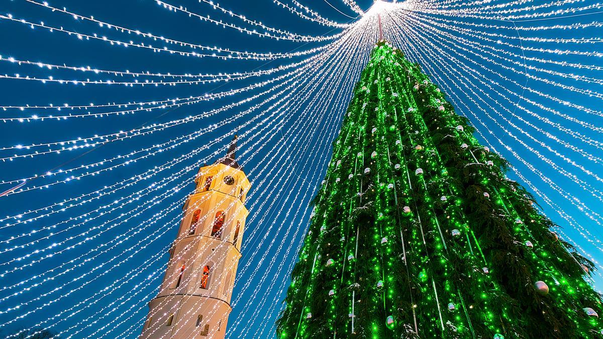 Recorremos las plazas del mundo a través de sus árboles de navidad más espectaculares