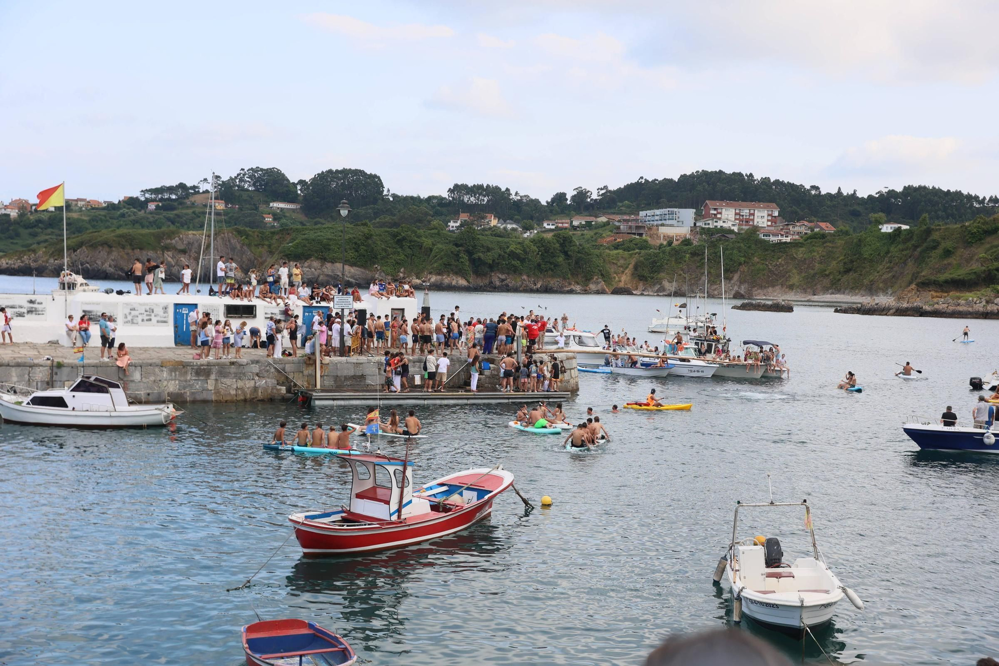 EN IMÁGENES: La multitudinaria cita de la cucaña en el Carmen de Luanco