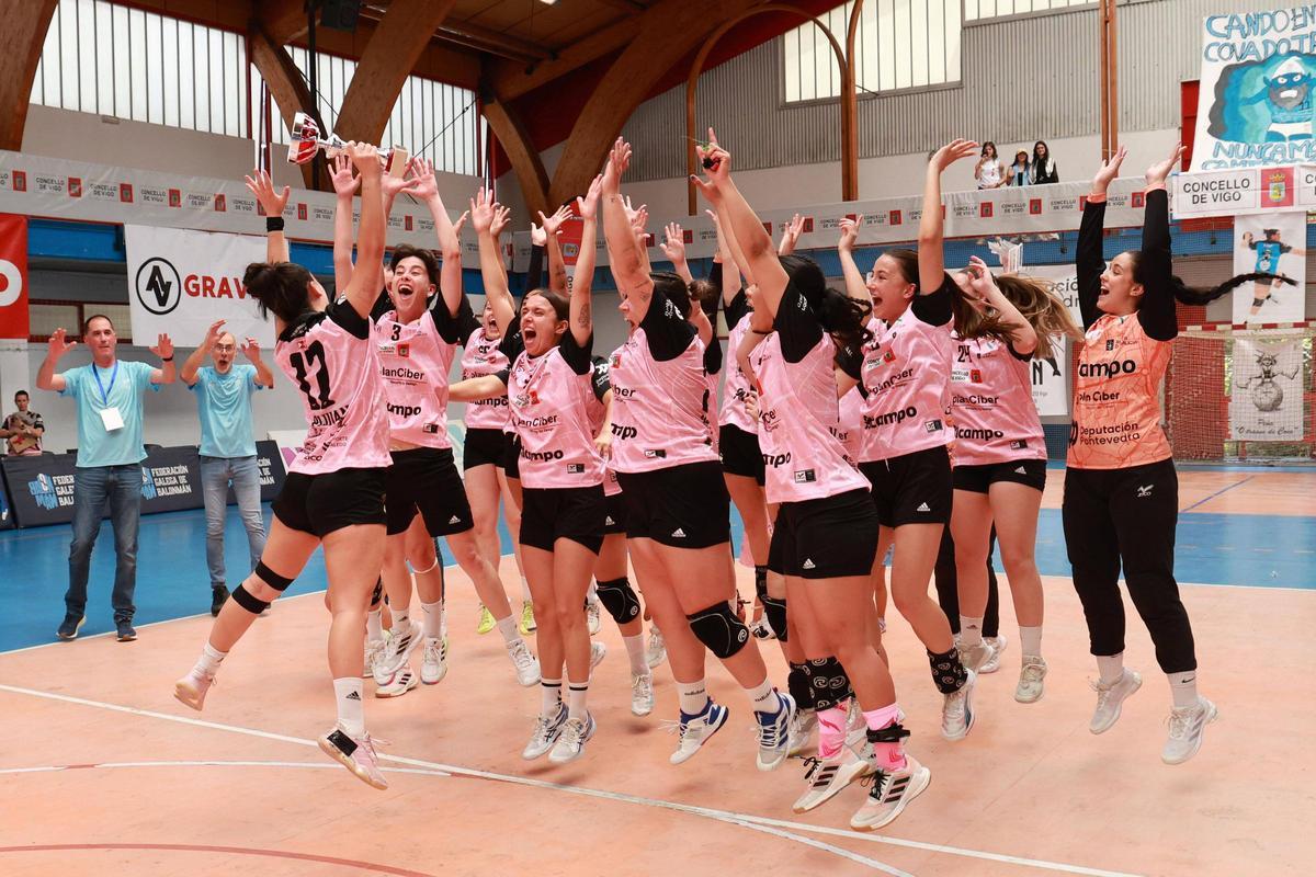 Las jugadoras celebran la victoria de ayer.