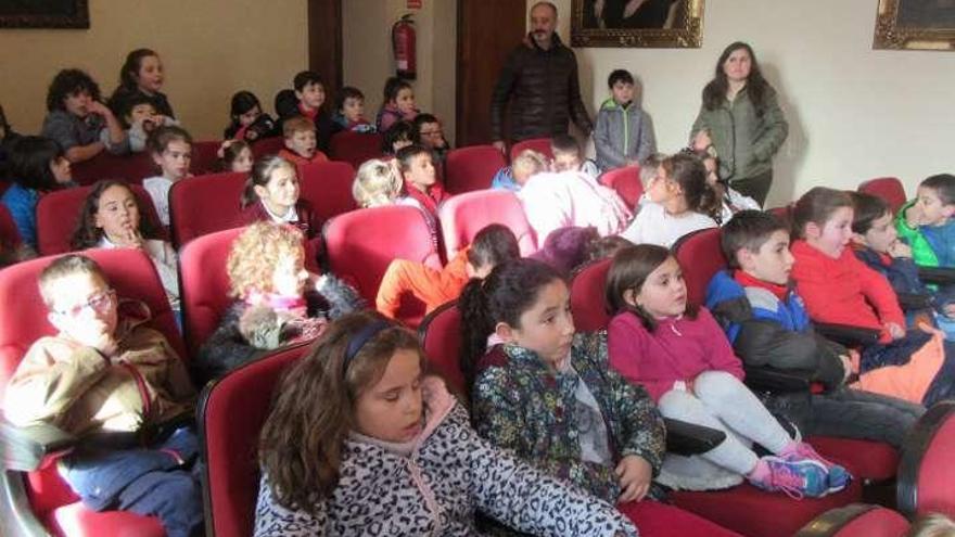 Los alumnos del colegio Reconquista y sus profesores, en el salón de plenos del Ayuntamiento, durante su visita.