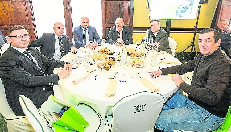 José Miguel Paredes, director de Caja Rural Central en Callosa de Segura; Javier Valero, director de CRC en Benejúzar; Emilio García, director del área de Empresa de CRC; Jaime Luis García, de Agrovesa; Antonio Pastor, director de oficina de CRC en Orihuela; y Víctor Cánovas Moreno, funcionario del Ayuntamiento de Orihuela, durante el acto de presentación del informe en Orihuela, ayer.