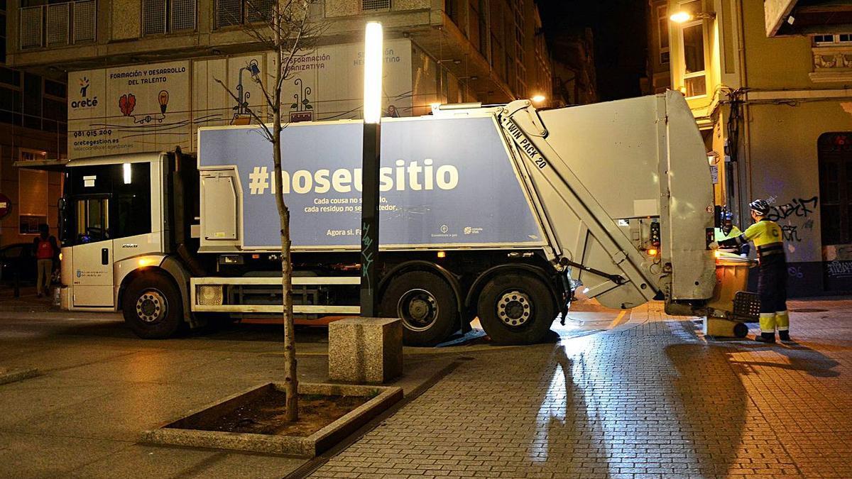 Un camión de la recogida de la basura, en el centro de la ciudad. |   // BAÚLDE/ROLLER AGENCIA