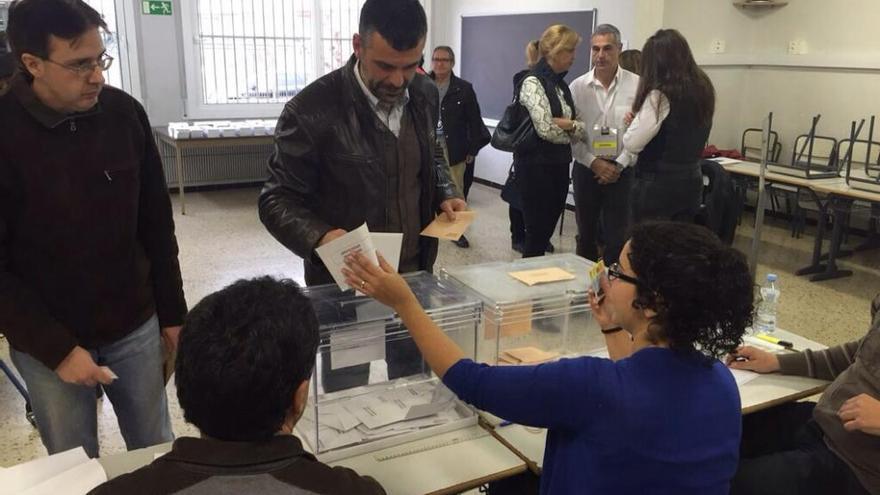 Santi Vila en el moment d&#039;exercir el seu vot.