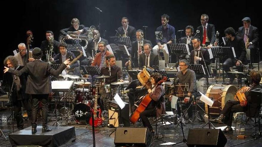 Los integrantes de la Orquestra de Jazz de Galicia ayer.  // A. Irago