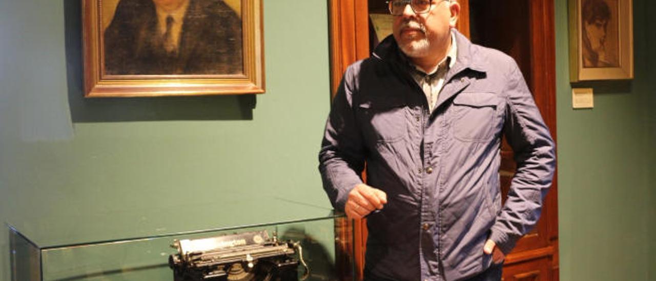 Guillermo Perdomo Hernández, en la casa museo de Tomás Morales en Moya.