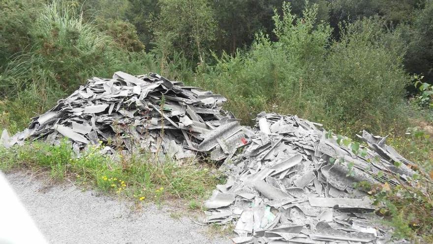 Restos de uralita a la vera de una senda en la parroquia de Santiago del Monte.