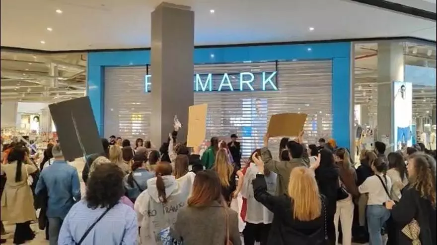 La huelga del textil vuelve a bajar la persiana de las tiendas de ropa
