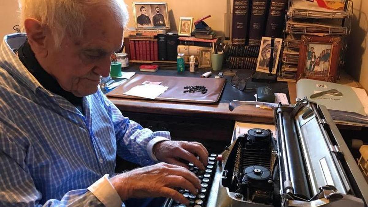 Ricardo Luis Arias escribiendo en su máquina Olivetti.