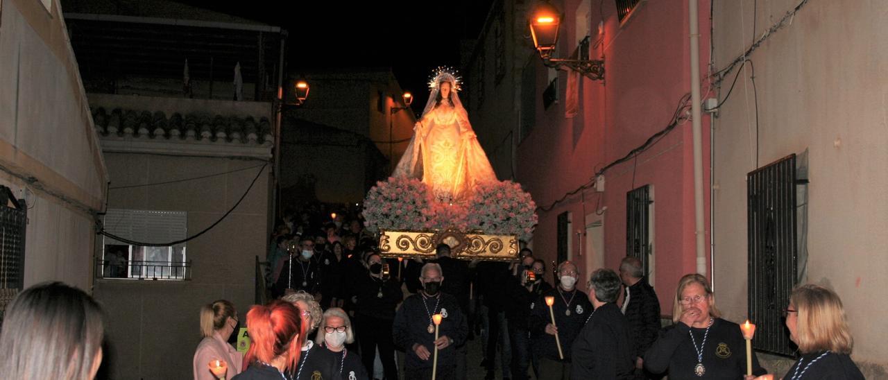 El trono de la Virgen de la Encarnación por la calle Gómelez de San Juan.