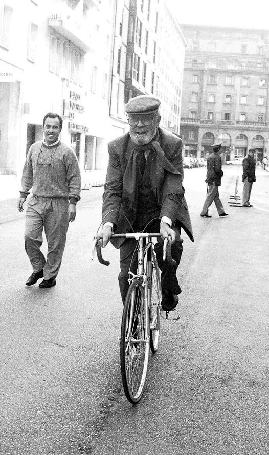 Berlanga, en bicicleta por Oviedo, seguido por José Enrique Cima.