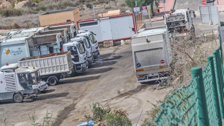 Actual centro de trabajo de la recogida de basura en Orihuela Costa/Foto Tony Sevilla