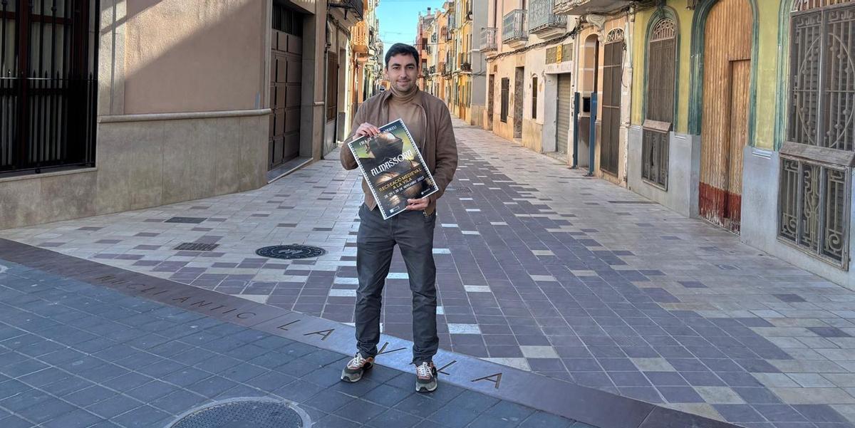 El concejal de Cultura, Vicente Blay Casino, con el cartel que anuncia la nueva edición de la Fira de Sant Andreu