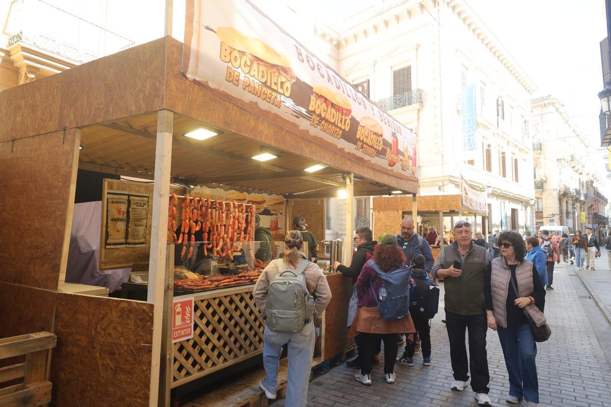 Puestos de comida en Fallas: el menú fallero con bocatas y asado