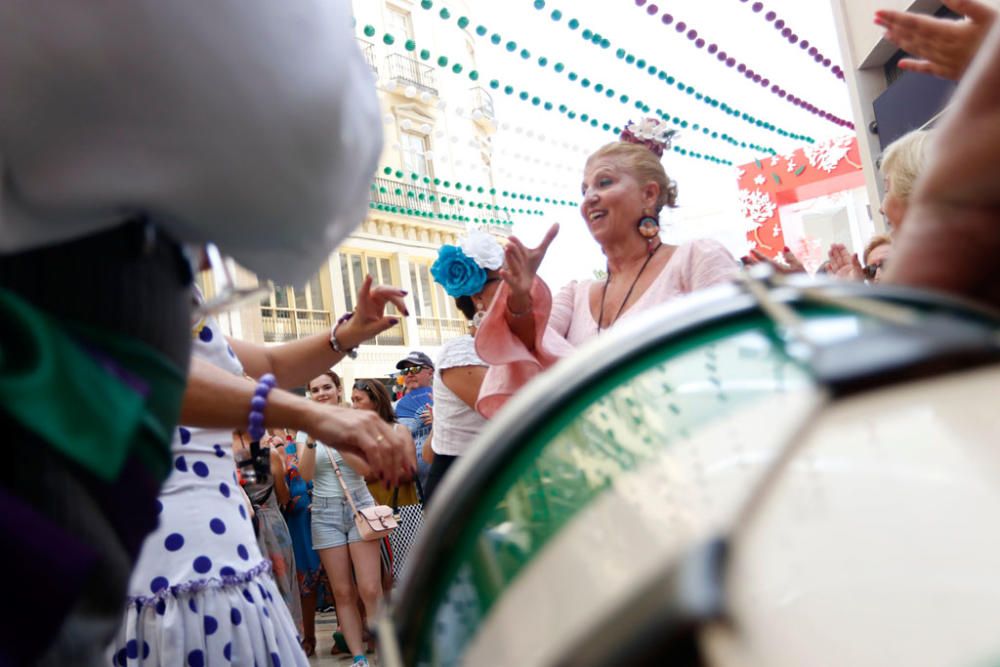 La Feria de Málaga cumple una semana de fiesta. Este miércoles, a pesar de los cielos encapotados y la sensación de bochorno, miles de personas se divierten por las calle del Centro Histórico de Málaga, en un ambiente quizá algo más desahogado de gente que otros días