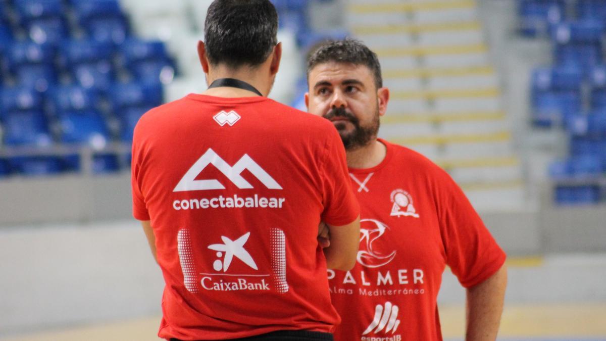 Pau Tomàs y Álex Pérez conversan durante el entrenamiento de este viernes en el Palau.