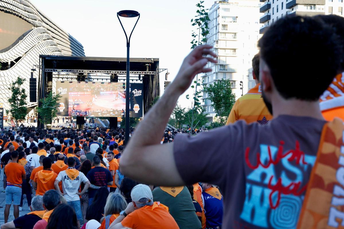 Ambiente taronja en el Roig Arena para ver la Final Four